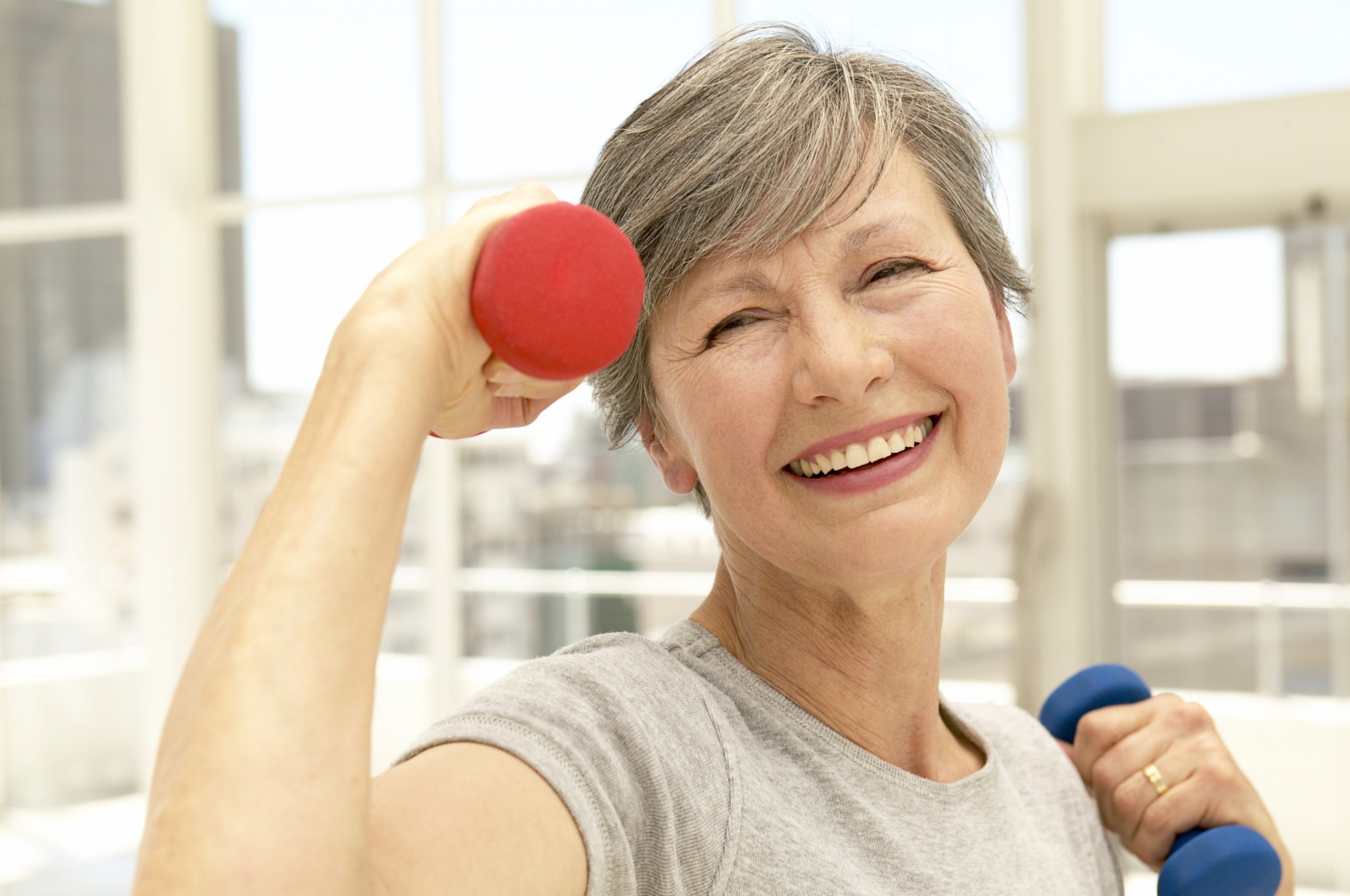 Фитнес для пожилых женщин. Фитнес для женщин после 50 в. Фитнес для пожилых. Спортивные женщины после 50. Фитнес женщины после 40.